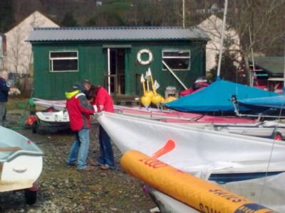 Nic and Graham putting the new sail on the commet